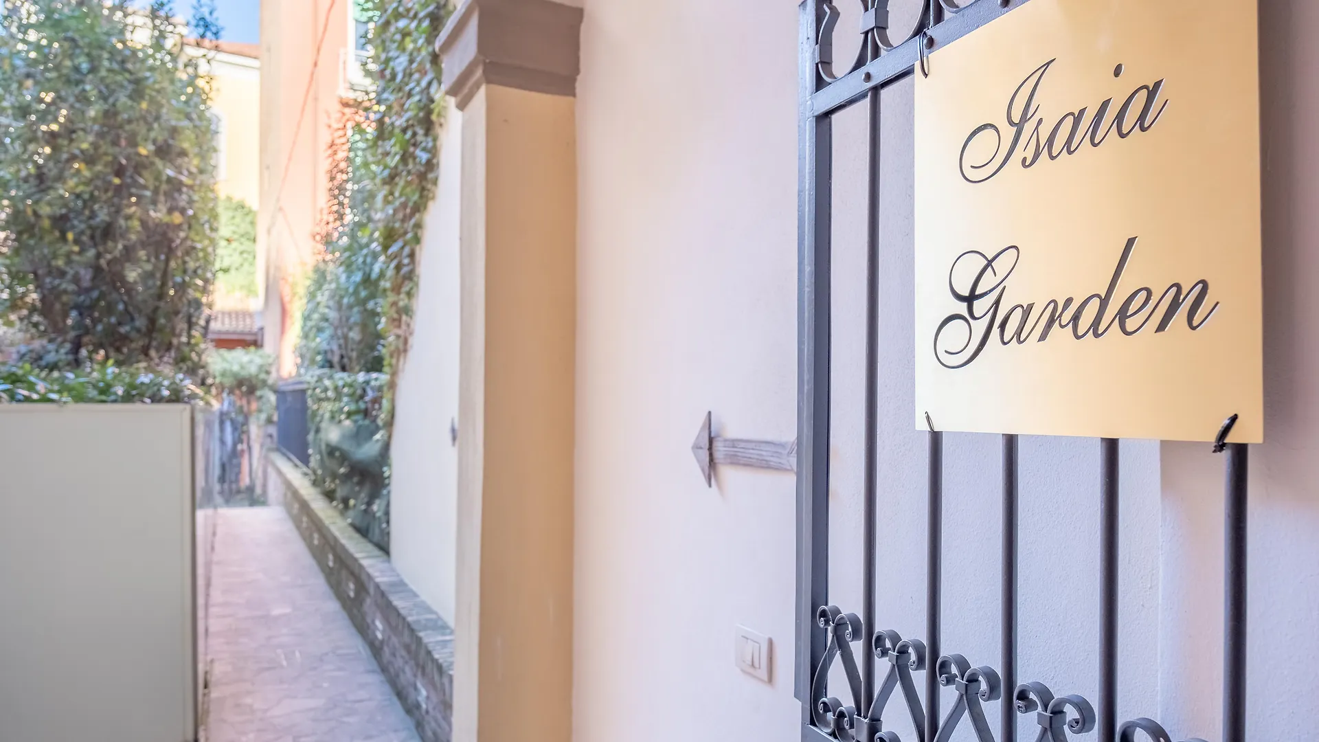 Isaia Garden -Private Garden Spa Bath Bolognarooms Italy