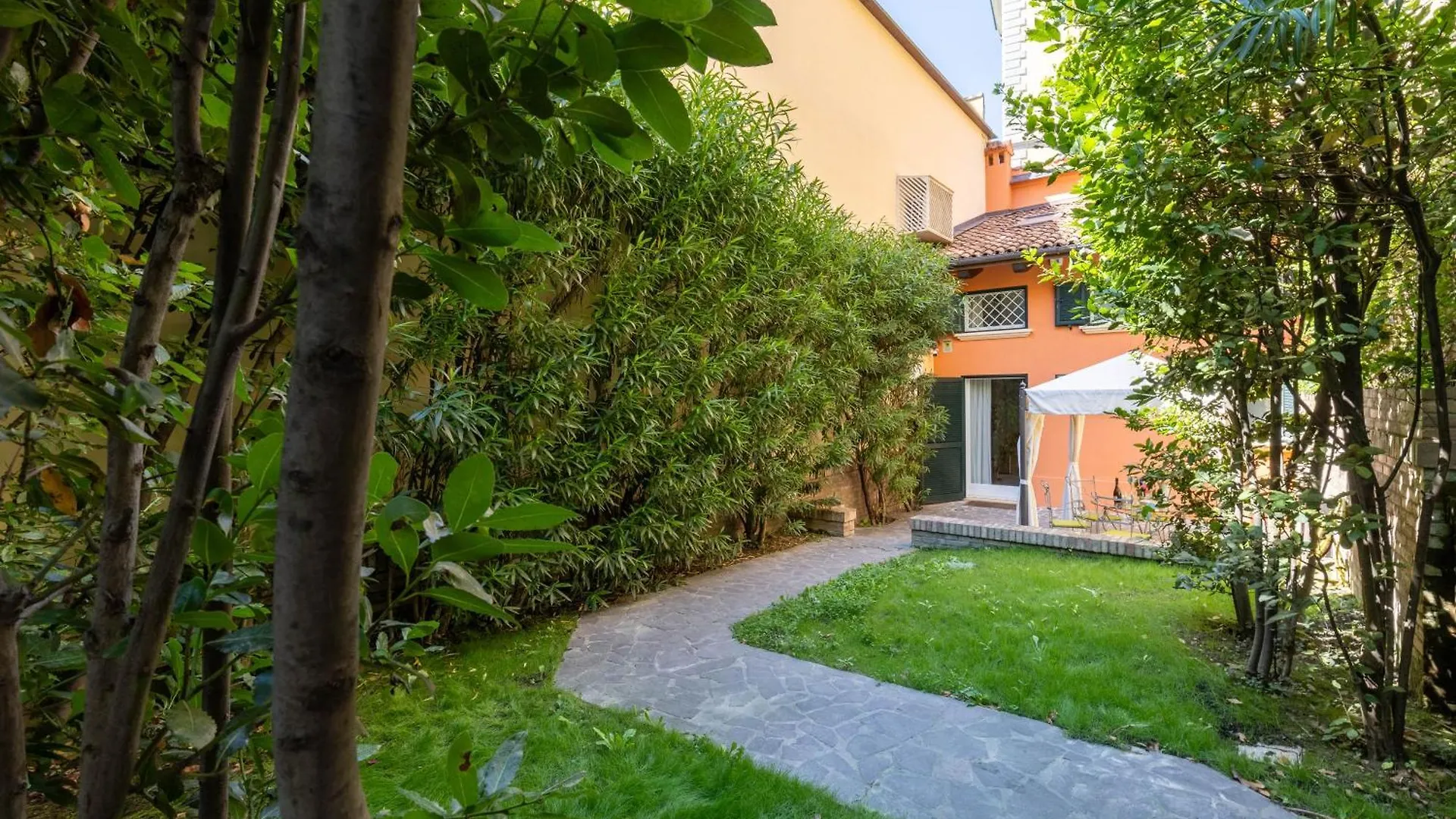 Isaia Garden -Private Garden Spa Bath Bolognarooms Holiday home