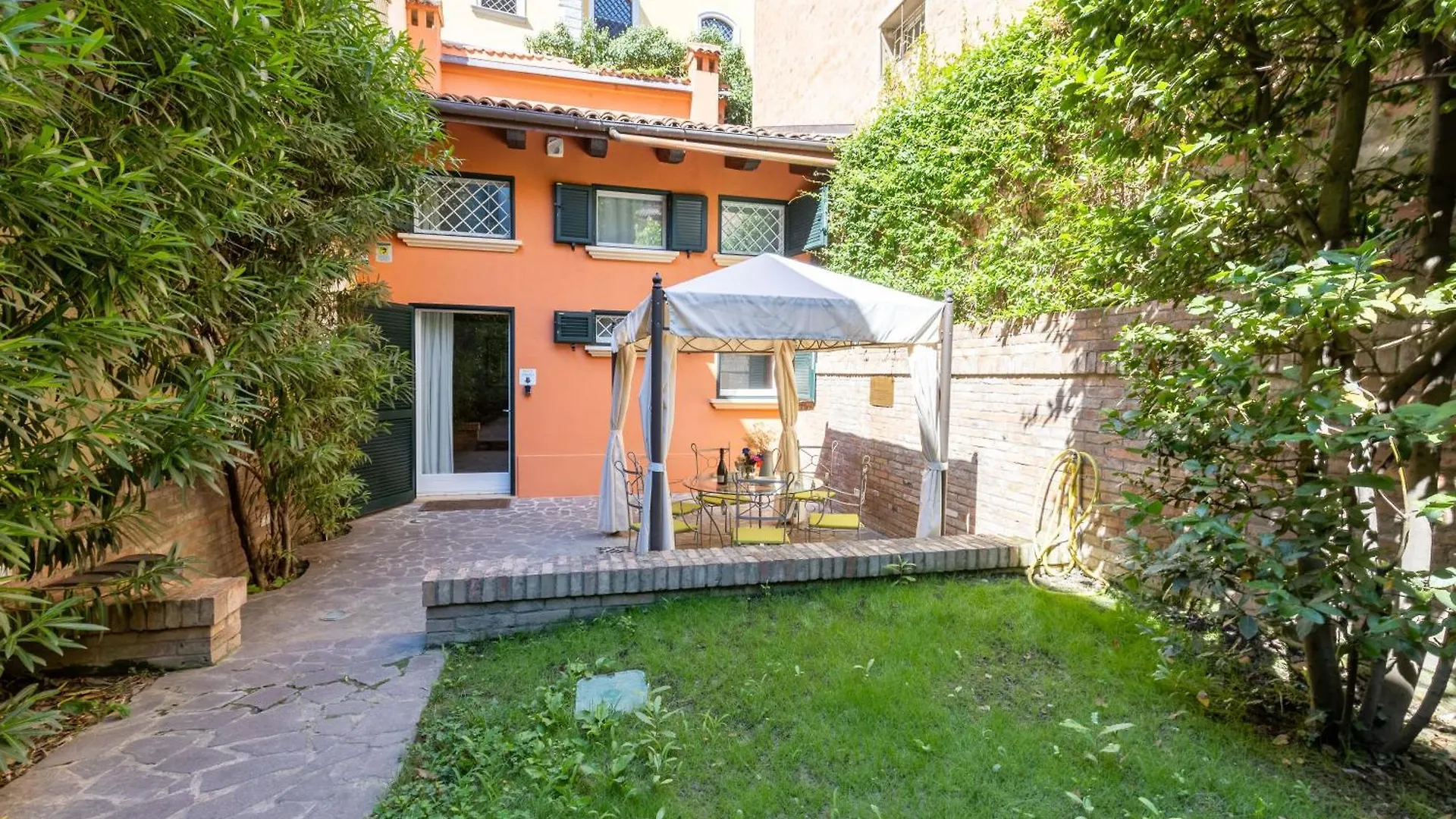 Isaia Garden -Private Garden Spa Bath Bolognarooms Italy