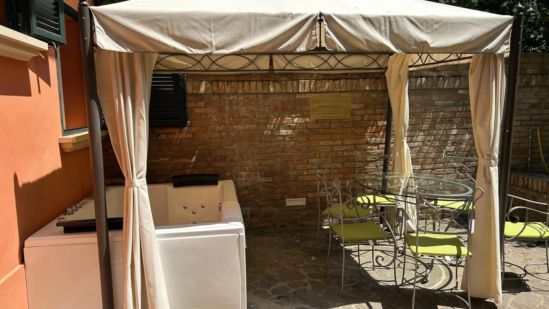 Isaia Garden -Private Garden Spa Bath Bolognarooms 0*, Bologna Italy