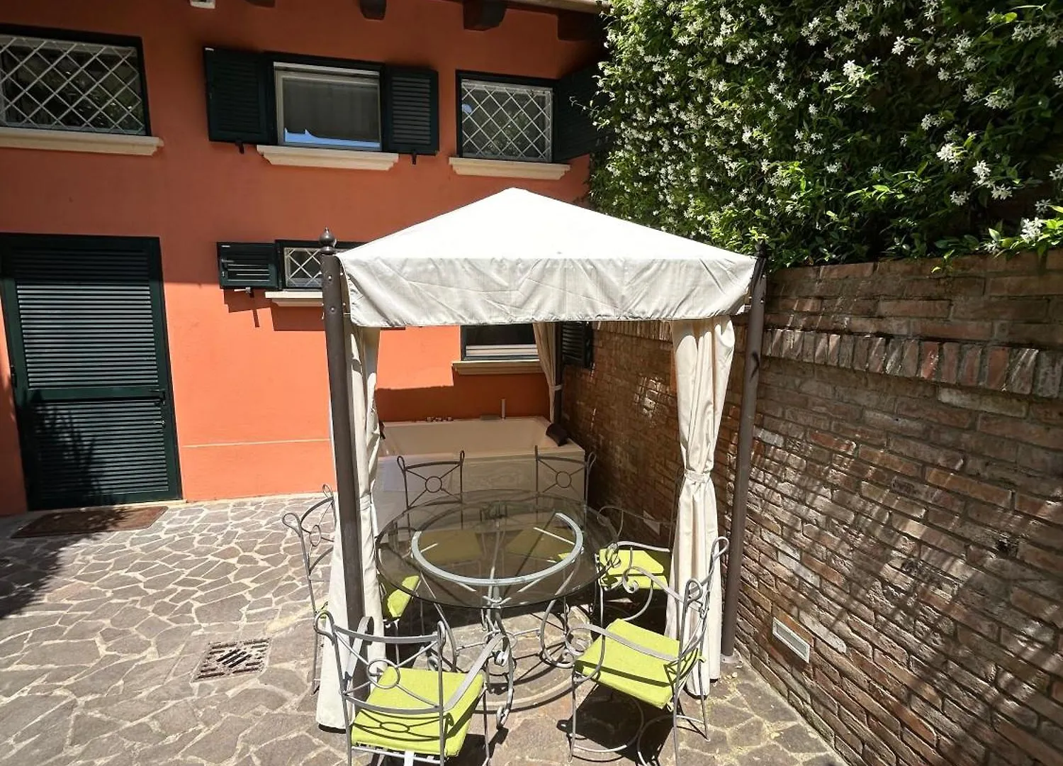 Isaia Garden -Private Garden Spa Bath Bolognarooms